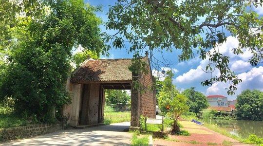 Duong Lam Ancient Village & Thay Pagoda Private Cultural Day Trip