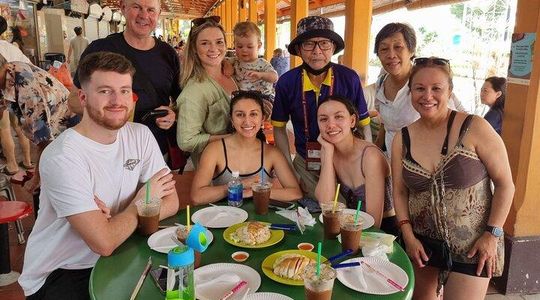 Small Group: Michelin and Local Hawker Food Tour with 9 tastings