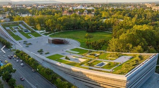 Standard Heroes' Square Private Tour