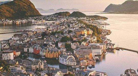 Small-Group Walk in Ålesund: Art Nouveau & Insider Tips