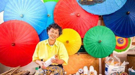 San Kamphaeng Hot Springs Tour with Thai Handicraft Village Visit