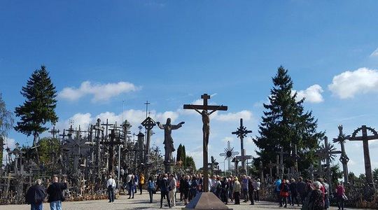 Vilnius to Riga Day Trip: The Hill of Crosses, Rundale Palace and Bauska Castle