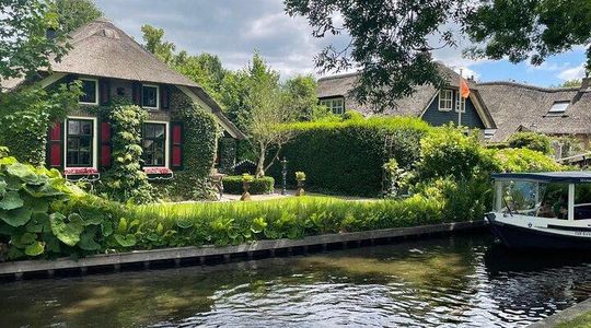 Giethoorn Canal Tour 1 Hour Through the City Center