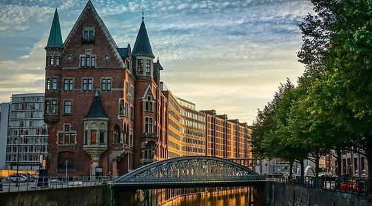 Hamburg Walking Tour: Self-Guided City Game