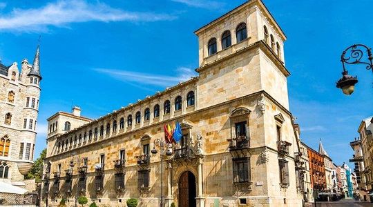 Hello León: Private 2-Hour Intro City Walk with Local Guide