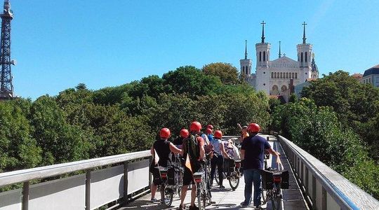 4h Complete Lyon Experience: E-Bike, Food Tasting & Old Town Walk