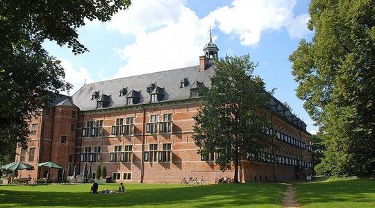 Reinbek Castle and Ahrensburg Palace Trip by Car from Hamburg