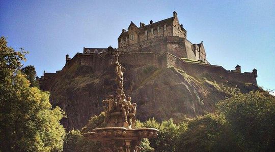 Private Full Day Edinburgh Walking Tour: Castles & Old Town Sight