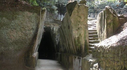 Tour in the ruins of Cuma with an archaeologist.
