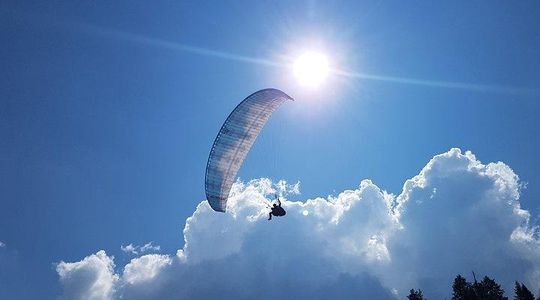 Tandem paragliding in the Stubai Valley near Innsbruck