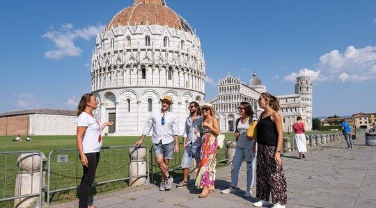 Pisa Sights and Bites Tour with Food Tastings for Small Groups or Private