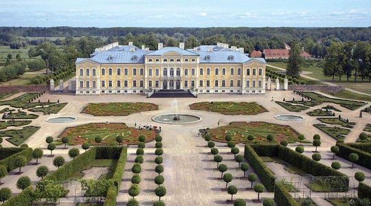 Group Day trip to Rundale Palace, Hill of Crosses & Bauska Castle