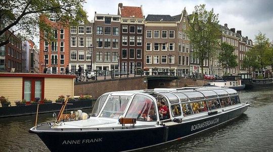 Amsterdam Classic Canal Cruise With Two Drinks and Guide