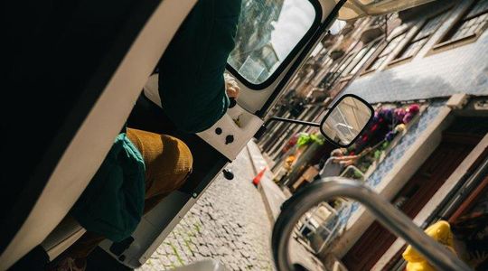Porto 1h30: Private & Fun Tuk-Tuk Ride with a Local Guide