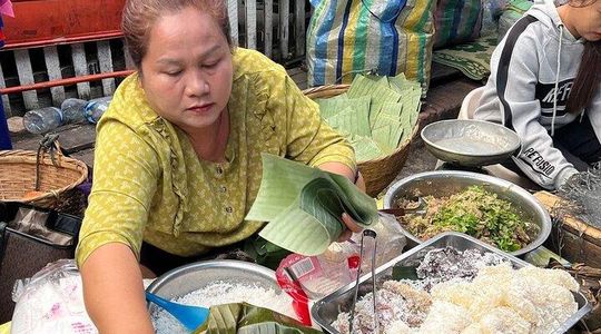 Luang Prabang Local Market and Morning Food Tour with Drinks
