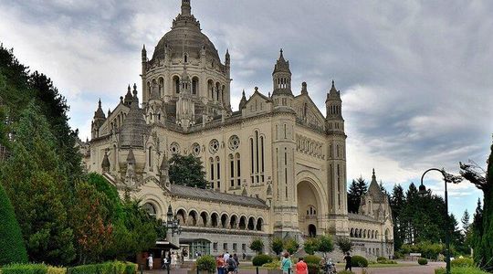 Livarot & Lisieux Private Food Tour from Le Havre or Honfleur