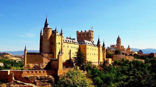 Segovia with Winery & Tasting Small Group Tour from Madrid