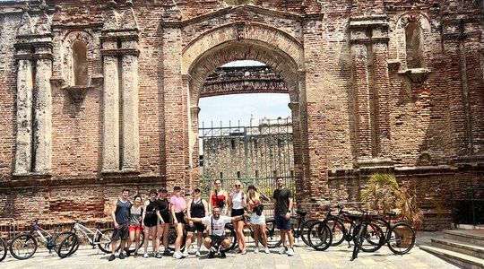 Bike tour in Old City and Cinta costera with local markets