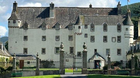 Traquair House, Dawyck Gardens and Border Private Day Guided Tour