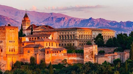 Granada Scavenger Hunt & Highlights Self-Guided Walking Tour