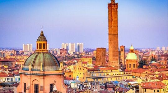 Bologna Scavenger Hunt & Highlights Self-Guided Walking Tour