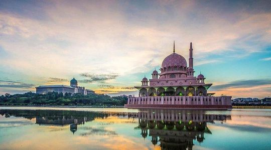 Putrajaya Tour with Traditional Boat Cruise & Pink Mosque (Private)