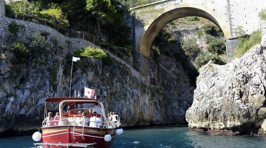 From Salerno: Small Group Amalfi Coast boat tour with stops in Positano & Amalfi