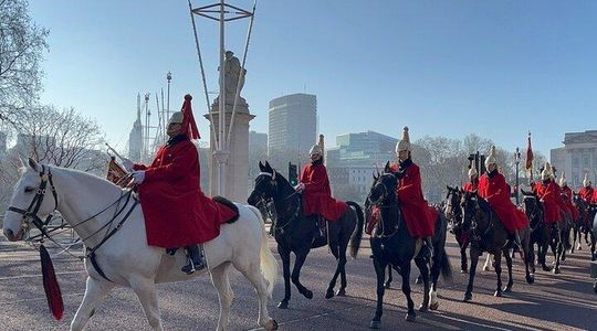 London: Royal Family and Changing of the Guard Tour