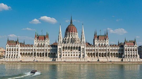 2 sides of Budapest: 2, 5 Hrs Walking Tour (4 h with Heroes' sq.)