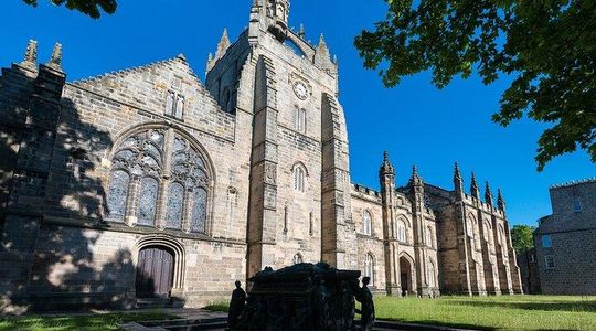 Old Aberdeen Historical Walking Tour with Food and Drink Tasting