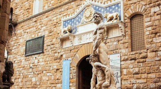 Dark Side of the Medici Family Private Tour With a Local Guide
