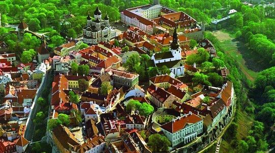 Tallinn Sightseeing Tour by Coach and Foot
