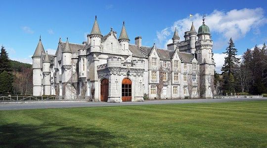 Private Balmoral Walking Tour to Queens Secret Cabin & the Castle