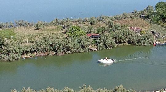 Tour of the hidden lagoon of Burano on a local Boat