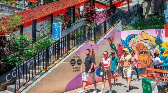 Medellín: Comuna 13 with Local Guide, Snacks, and Create Your Graffiti