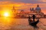 A luxury gondola tour in Venice: onboard aperitif and serenade