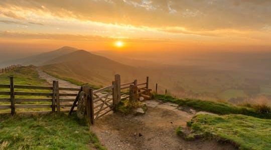 Derbyshire, Peak District and Peak’s Cavern Tour from Manchester