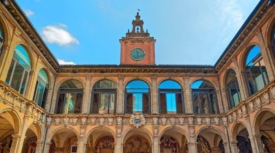 Audio tour of Archiginnasio Palace in Bologna with food tasting