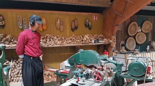 Simonehoeve Cheese Farm and Clog Factory tour with Dutch pastries