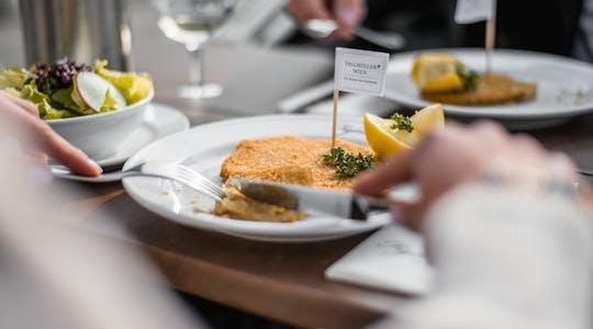 Vienna sightseeing tour in an electric vintage car with vegan meal