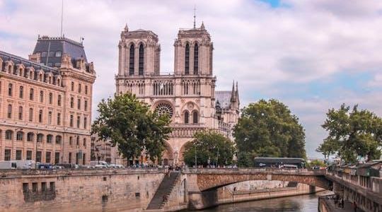 Romantic Paris exploration game and tour