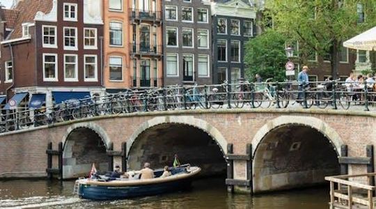 Cultural city tour in Amsterdam in German
