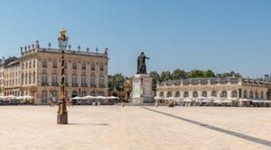 Self guided tour with interactive city game of Nancy