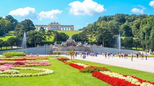 Skip-the-Line Entrance with Guide to Schonbrunn Palace and Gardens