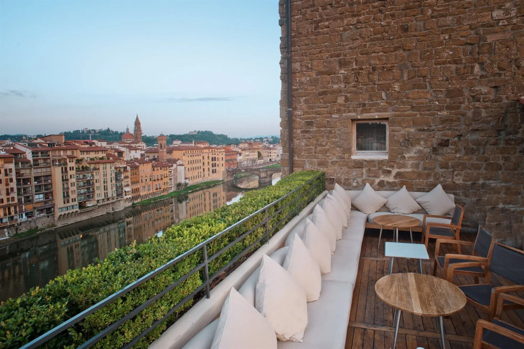 Experience elegance and comfort at Hotel Continentale - Lungarno Collection, located in the heart of Florence, near iconic attractions.