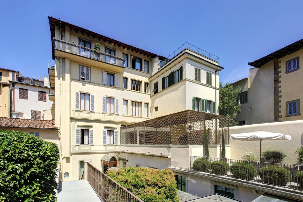 Discover the charm of Florence at Orto De Medici Hotel, where comfort meets convenience near iconic attractions like the Duomo and Medici Chapels.