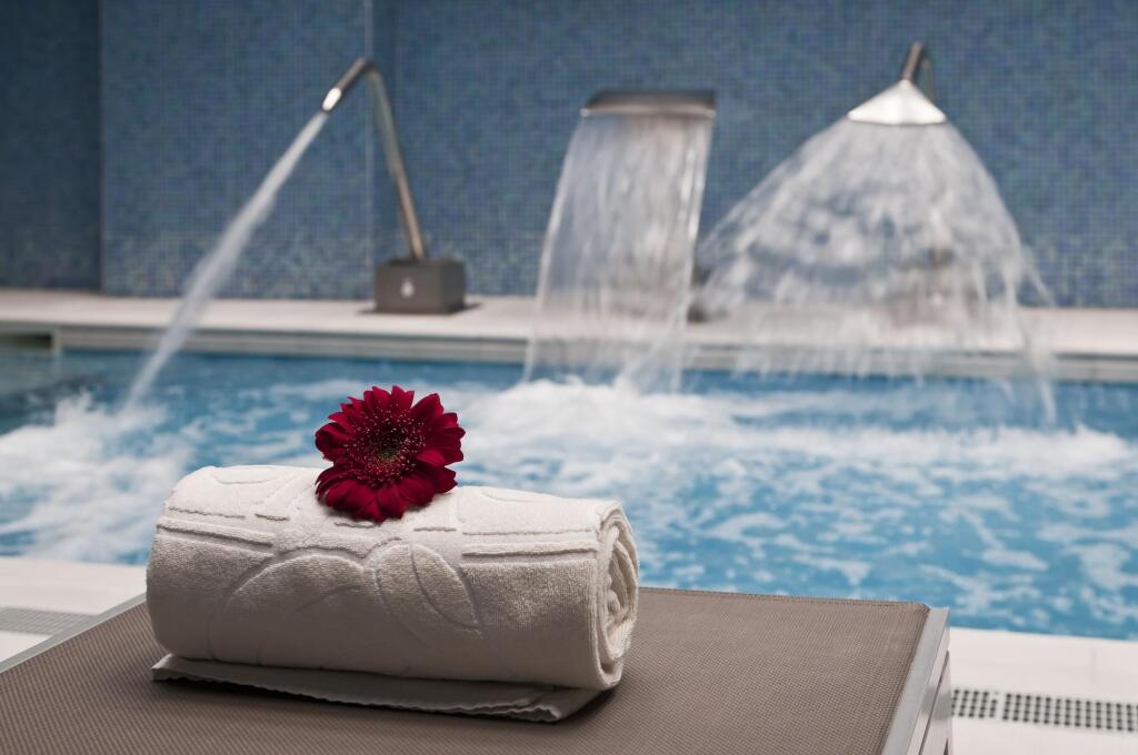 Discover comfort and convenience at Gaia Residence, located near Porto's vibrant attractions, featuring modern amenities and a serene atmosphere.