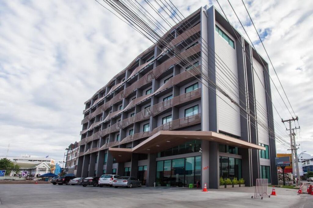 Experience comfort and convenience at Leosor Hotel, the ideal urban retreat in Nakhon Ratchasima, with local cuisine, wellness services, and more!