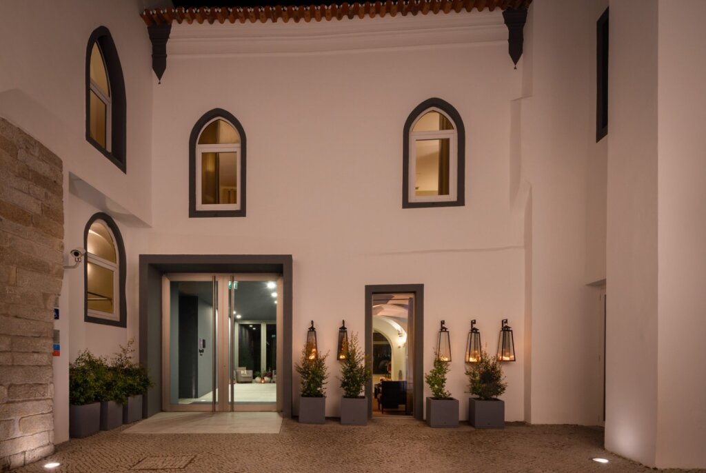 Experience the perfect blend of luxury and culture at M'AR De AR Aqueduto, where history meets modern comfort in the heart of Évora.