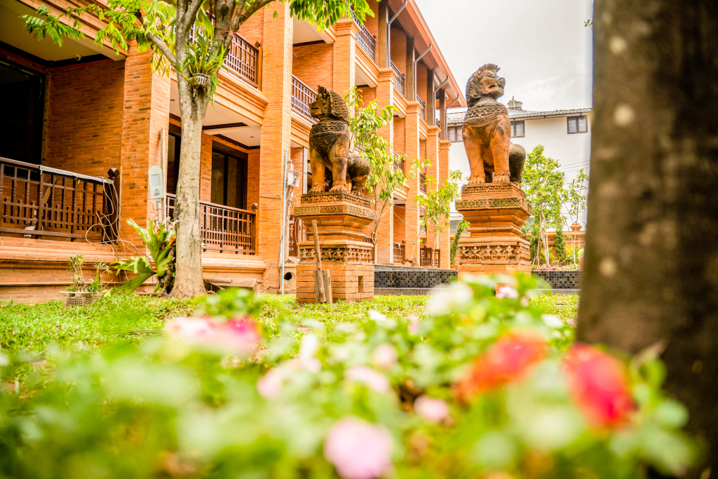 Experience the artistic charm of Chiang Mai at Phor Liang Meun Terracotta Arts Hotel, where comfort meets culture for an unforgettable stay.